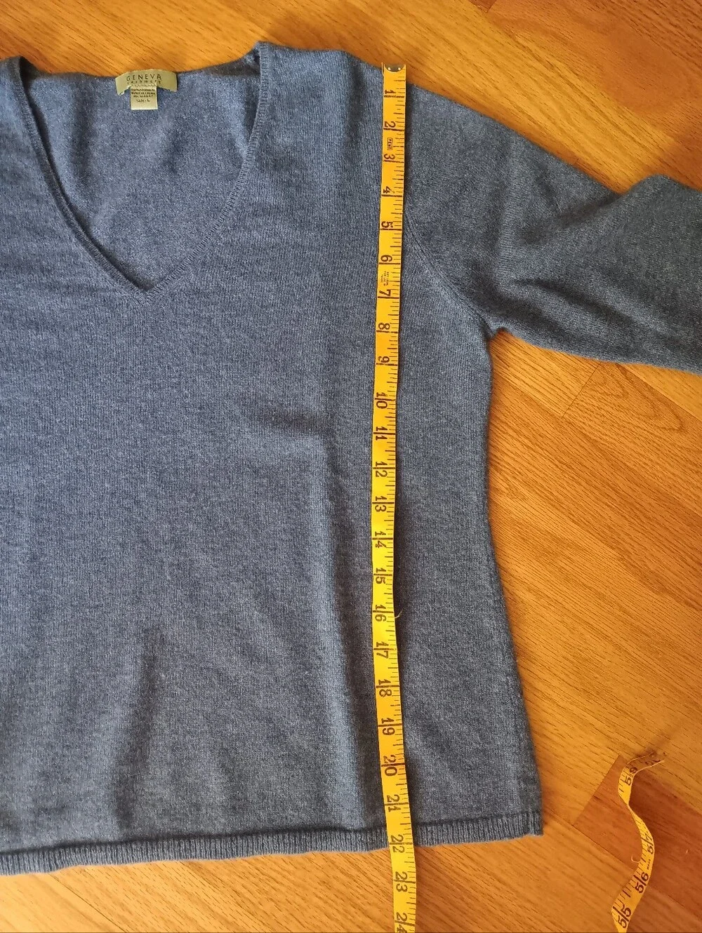 Women's V-Neck Cashmere Sweater in Heather Blue